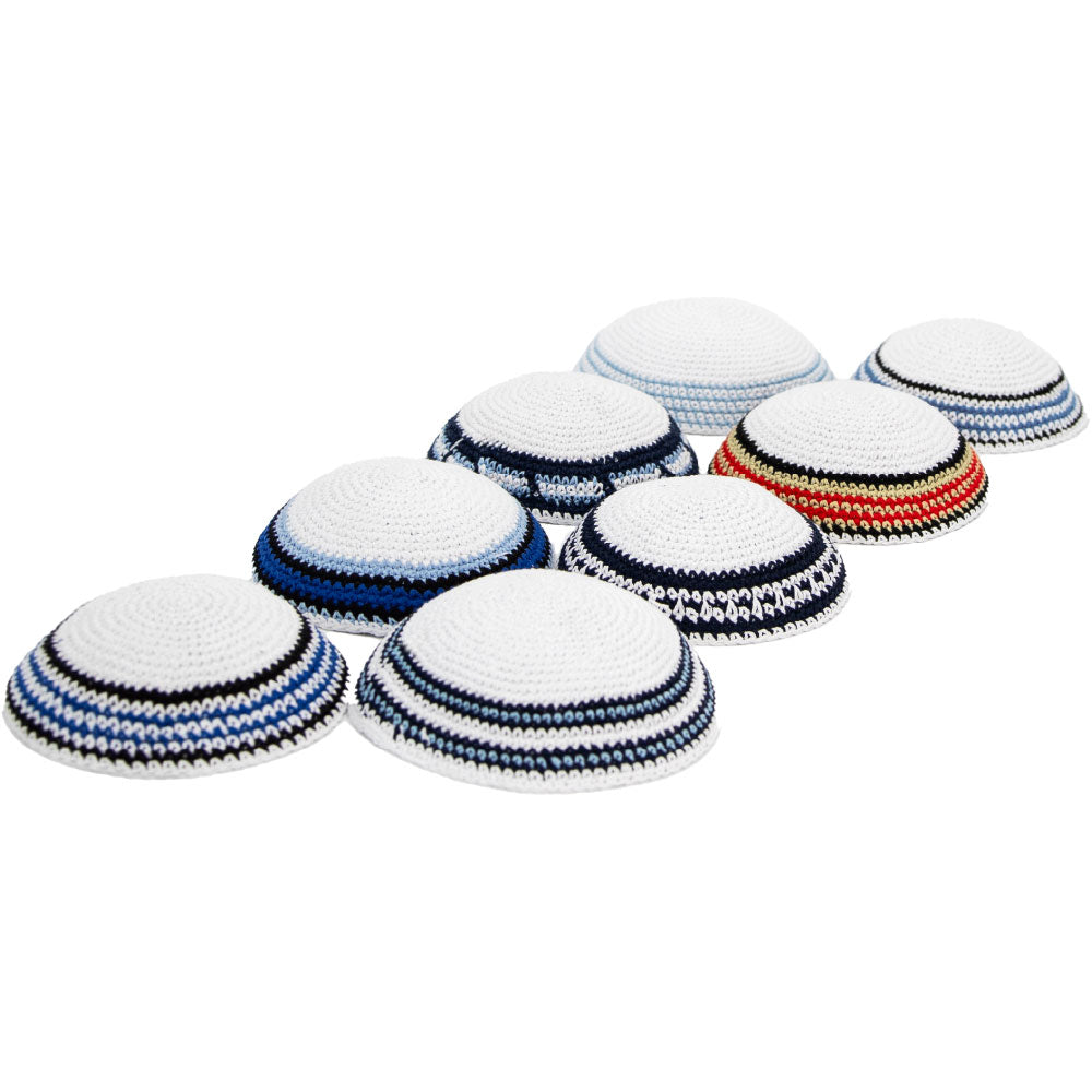 כיפה סרוגה דגמים מעורבים - רקע לבן - 16 ס״מ - 24 יח בד לבן