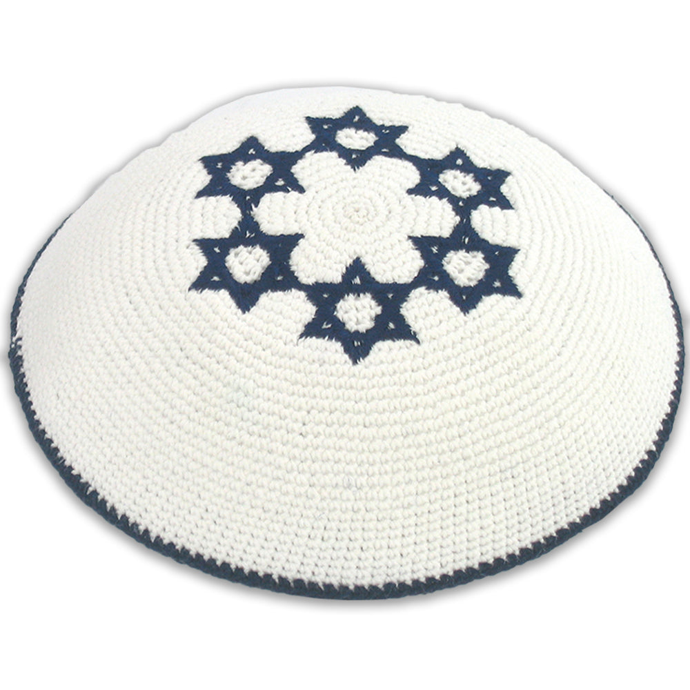 כיפה סרוגה 16 ס״מ לבן 6 מגיני דוד כחול בד לבן