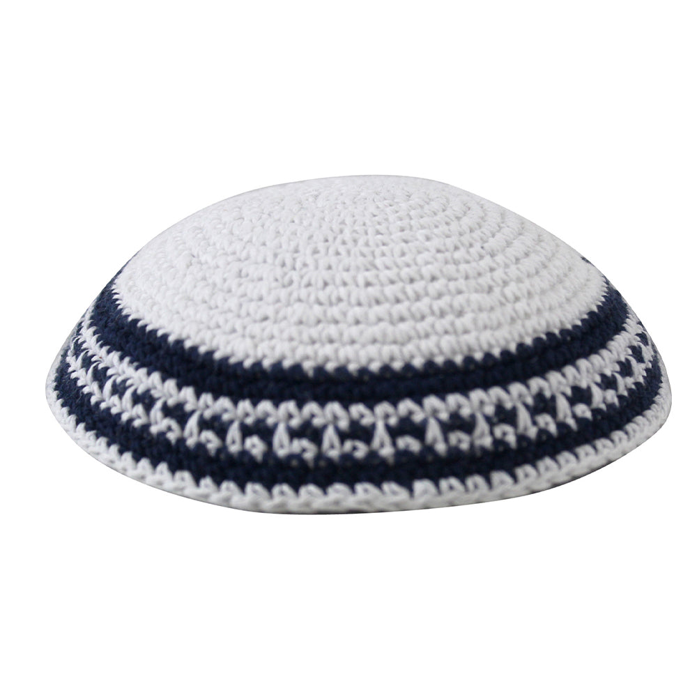 כיפה סרוגה 16 ס״מ לבן מסביב פס כחול כהה ולבן בד לבן
