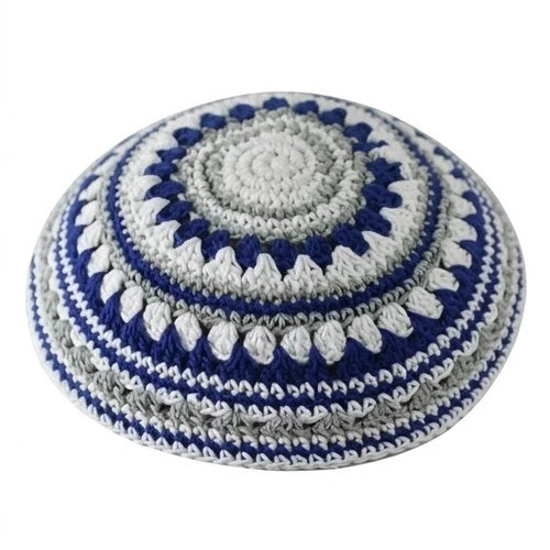 כיפה סרוגה שטיח 18 ס״מ כחול לבן ואפור בד כחול