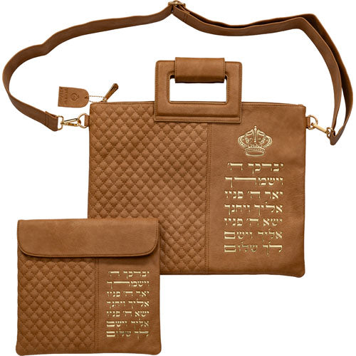 תיק טלית תפילין מהודר דמוי עור קאמל אותיות בולטות יברכך 38×31 ס״מ דמוי עור