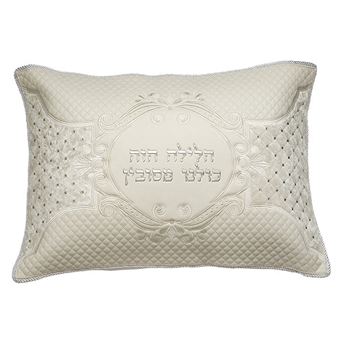 כרית הסבה מהודרת דמוי עור עם רקמה ואותיות בולטות כסף 50×72 ס״מ אריזת פיויסי דמוי עור