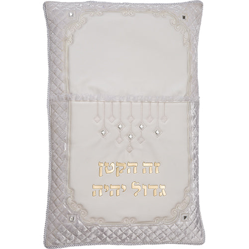 שש0908 כרית מהודרת לברית דמוי עור עם אותיות בולטות 74×50 ס״מ דמוי עור