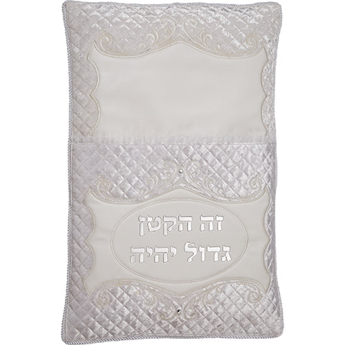 שש0908 כרית מהודרת לברית דמוי עור עם אותיות בולטות 74×50 ס״מ דמוי עור
