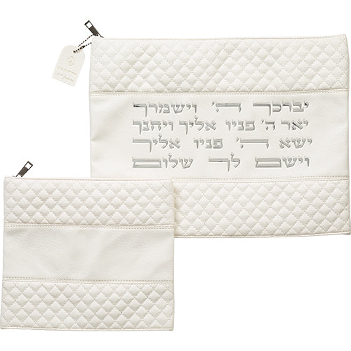 סט טלית תפילין דמוי עור לבן אותיות בולטות "יברכך" כסף 31×38 ס״מ דמוי עור לבן