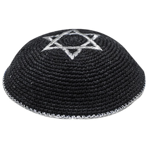 כיפה סרוגה 16 ס״מ שחור עם ריקמה מגן דוד כסף בד שחור