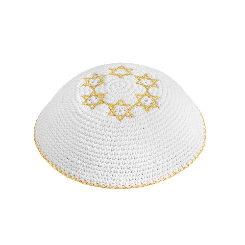 כיפה סרוגה 16 ס״מ לבן 6 מגיני דוד זהב בד לבן