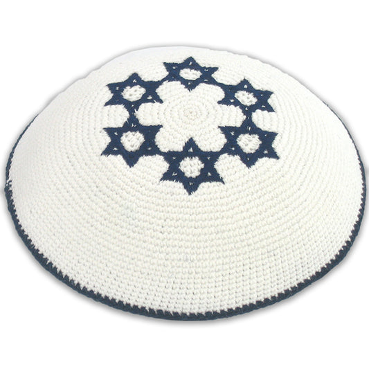 כיפה סרוגה 16 ס״מ לבן 6 מגיני דוד כחול בד לבן