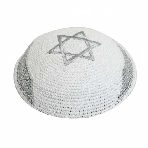 כיפה סרוגה 16 ס״מ עם רקמה כסף דגל ישראל בד