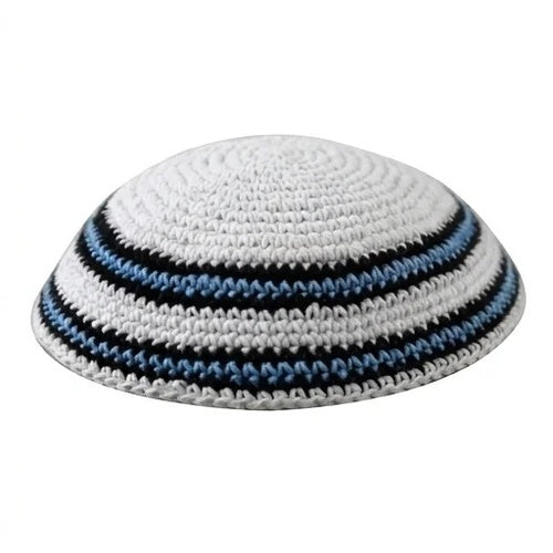 כיפה סרוגה 16 ס״מ לבנה מסביב שני פסים שחור ותכלת בד לבן