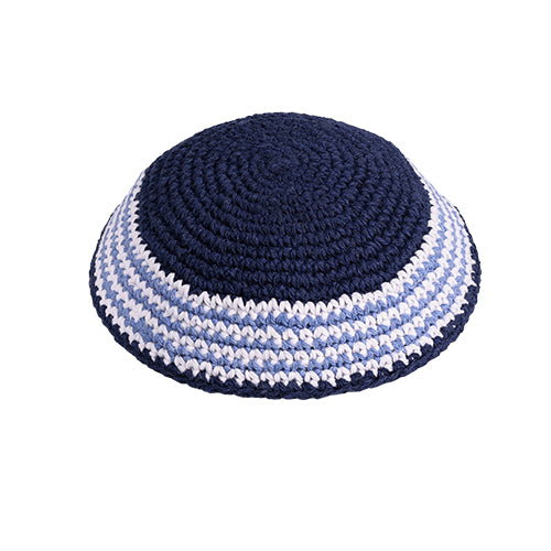 כיפה סרוגה 16 ס״מ בצבע כחול כהה מסביב פסים בכחול בד כחול