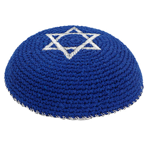 כיפה סרוגה 16 ס״מ כחול עם רקמה כסף מגן דוד בד לבן