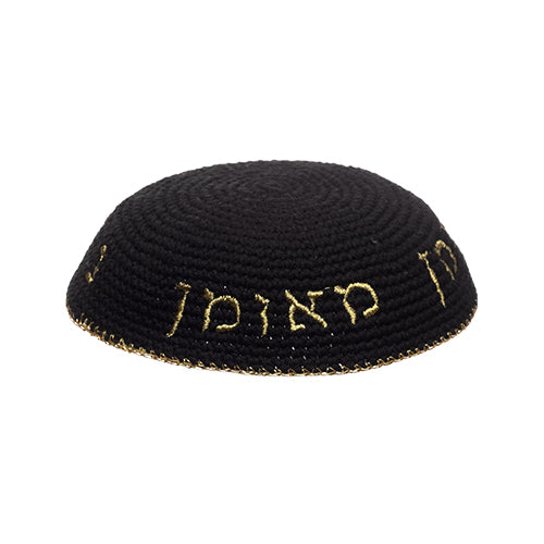 כיפה סרוגה 16 ס״מ שחורה עם ריקמה "נחמן מאומן" זהב בד שחור