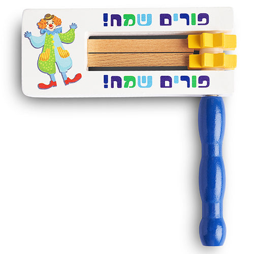 רעשן עץ עם רקע לבן, ידית כחולה ועיטור ״פורים שמח״, 16×14 ס״מ עץ לבן,צבעוני