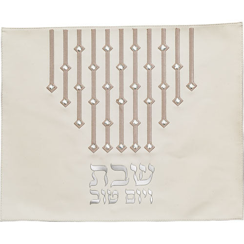 כיסוי חלה מהודר דמוי עור לבן עם ריקמה ואותיות בולטות 42×52 ס״מ דמוי עור
