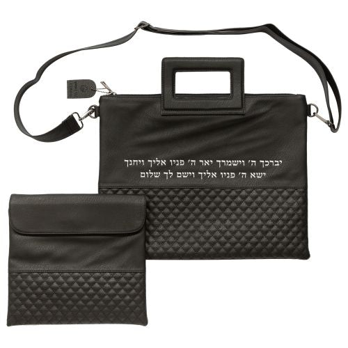 סט תיקי טלית ותפילין דמוי עור שחור עם סמל מובלט, 38×31 ס״מ דמוי עור שחור