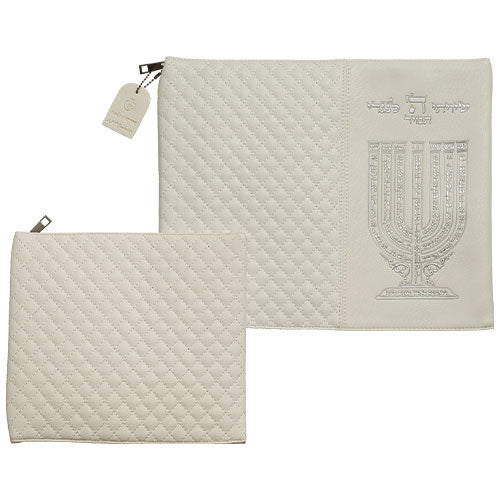 סט טלית תפילין דמוי עור לבן אותיות בולטות "שיויתי" כסף 31×38 ס״מ דמוי עור לבן