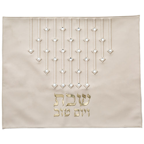 כיסוי חלה מהודר דמוי עור לבן עם ריקמה ואותיות בולטות 42×52 ס״מ דמוי עור לבן