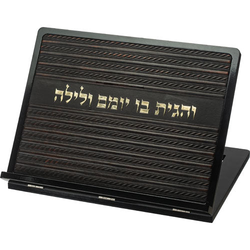 שטנדר עץ מהודר עם פלקטה דמוית עור ואותיות בולטות, 38×30 ס״מ עץ,דמוי עור