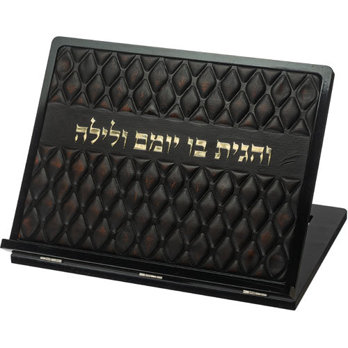 שטנדר מעץ עם פלקטה דמוי עור ואותיות בולטות 38×30 ס״מ עץ,דמוי עור