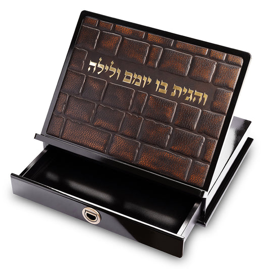 שטנדר מעץ עם פלקטה דמוי עור וומגירה 38×30 ס״מ עץ,דמוי עור