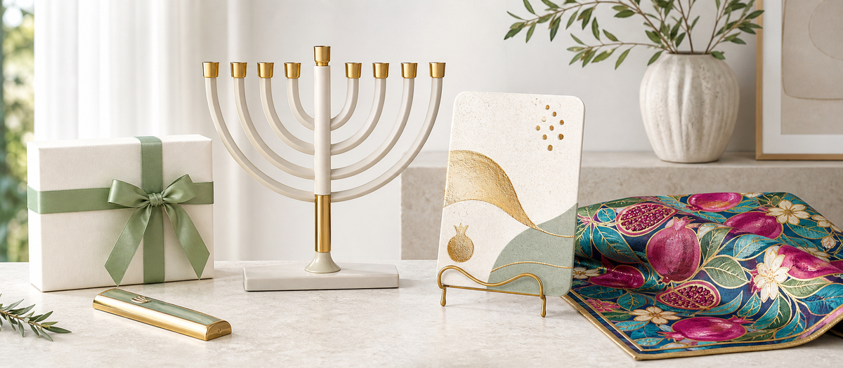 תמונת אווירה להמחשה: חנוכייה, מתנה ארוזה ופריטי יודאיקה על רקע בהיר